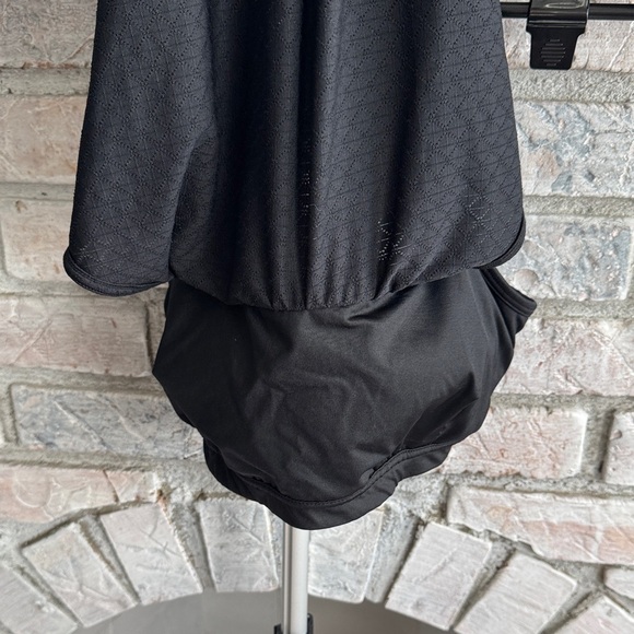 Athleta 2 in 1 Detail Tank/ Sports Bra - Picture 3 of 6